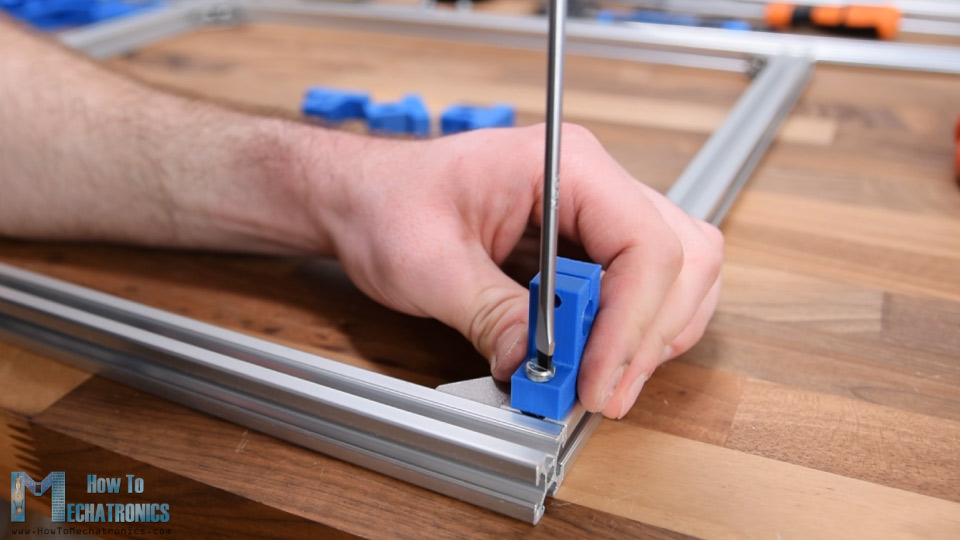 Securing the shaft clamp on the 20x20 T-slot aluminum profile