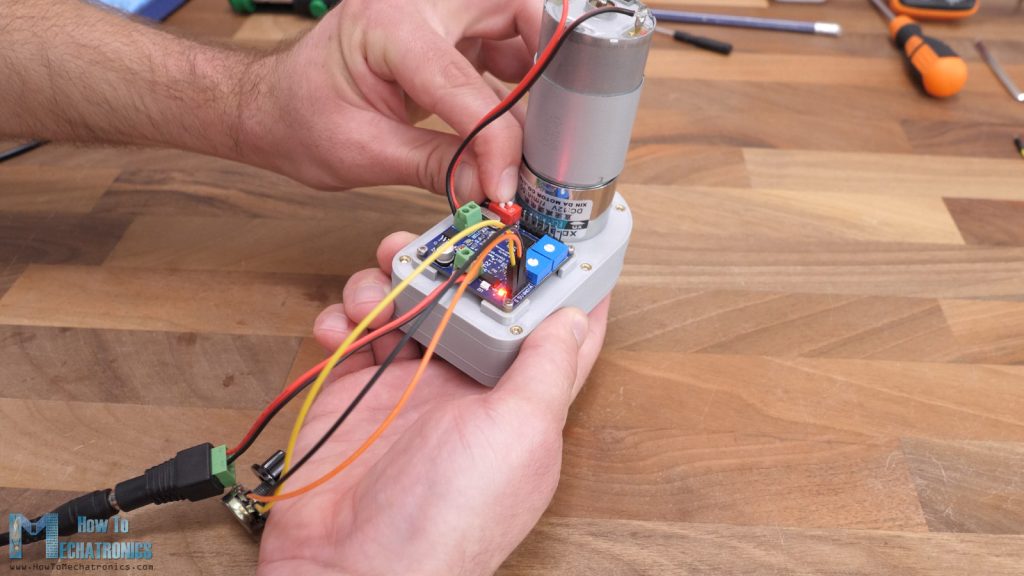 Selecting the input mode for the custom servo with the two-way dip switch
